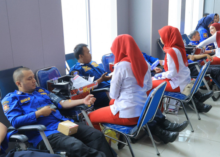 Tinjau Donor Darah di Damkar Palembang, Dewi Sastrani Ratu Dewa Apresiasi Kepedulian Petugas