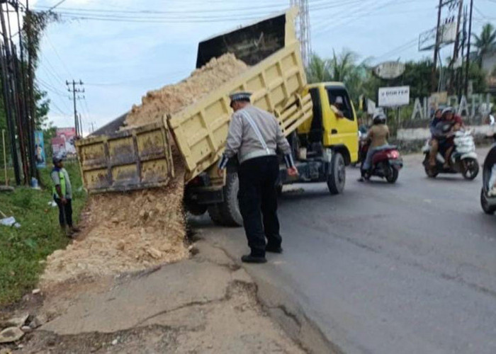 Solusi Urai Kemacetan, Timbun Bahu Jalan di Talang Kelapa dan Jalintim