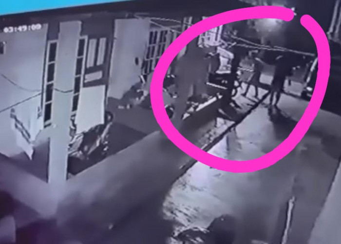 Aksi 2 Pelaku Curanmor Terekam CCTV, Mondar-mandir Pilih Target di Depan Rumah Bedeng
