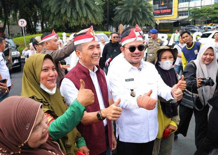 Sambut 17 Agustus, Ratu Dewa Bagi-bagi 3 Ribu Bendera Merah Putih 