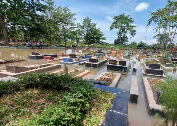 Ratusan Makam di TPU Kebun Bunga Palembang Terendam Banjir, Terbesar Tahun Ini