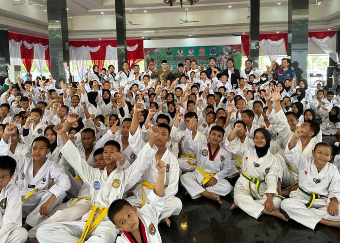 228 Taekwondoin Muba Ikuti Ujian Kenaikan Tingkat di Pendopoan GBSS, Pj Bupati Apriyadi Beri Semangat