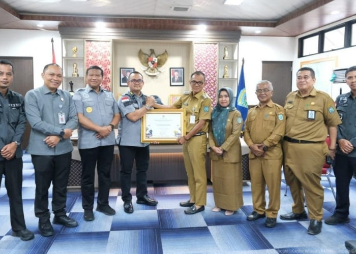 Kemenkum Babel Resmi Serahkan Sertifikat KBKI kepada Bupati Belitung