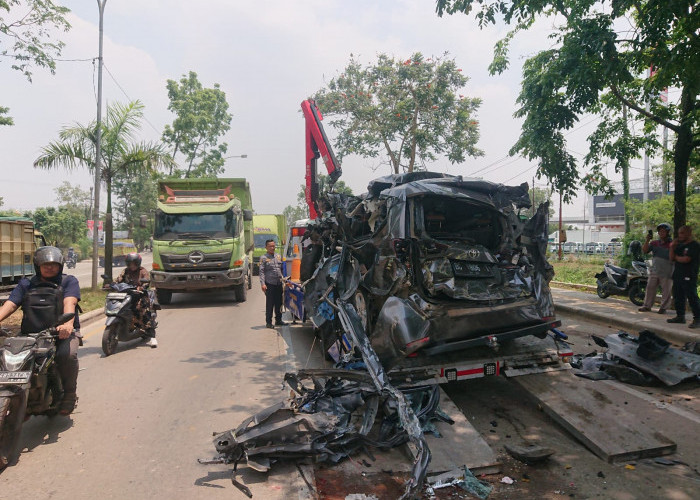 Potong dari Bahu Jalan Kiri, Innova Reborn Hantam 2 Dump Truk hingga Berputar di Jalan Soekarno-Hatta