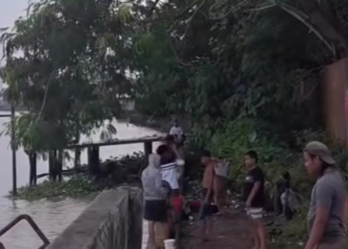 Aliran Air Bersih Distop Ke Rumah Pelanggan, Heboh Warga Ramai-ramai Mandi di Sungai Musi Palembang 