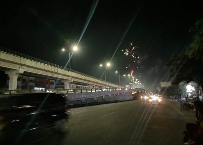 Ngeyel, Oknum 'Wong Palembang' Tetap Nyalakan Kembang Api di Atas Jembatan Ampera Meski Dilarang Pemkot