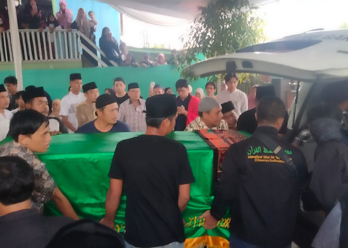 Kedatangan Jenazah Kiki dari Jepang Disambut Isak Tangis Pelayat, Dikebumikan di Sebelah Makam Ayah 