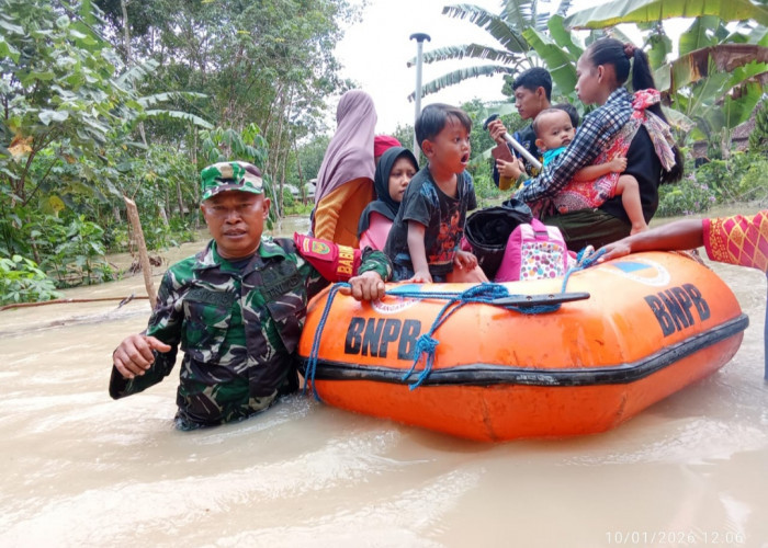 Babinsa Lempuing Evakuasi Warga di Desa Tebing Suluh OKI Terdampak Banjir
