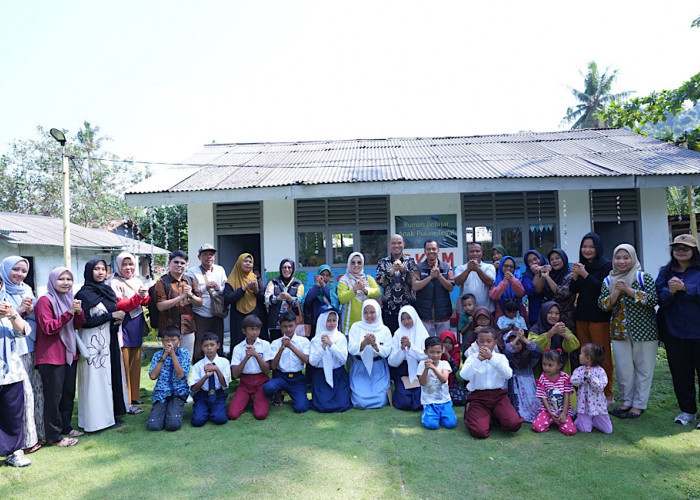 Menembus Lautan, PTBA dan PKBM Pesona Hadirkan Akses Pendidikan di Pulau Tegal