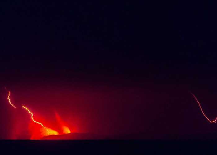 Petir Muncul saat Gunung Anak Krakatau Erupsi, ini Penjelasan PVMBG 