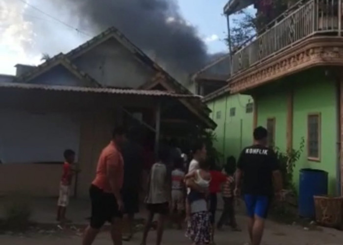 Api Lalap Rumah Berlantai 2 di Kertapati Palembang, Diduga Akibat Korsleting Listrik 