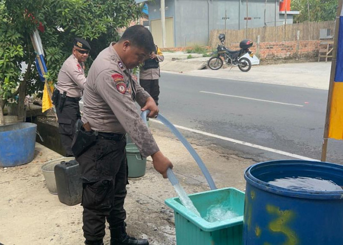 Polres Prabumulih Rutin Salurkan Bantuan Air Bersih Setiap Akhir Pekan