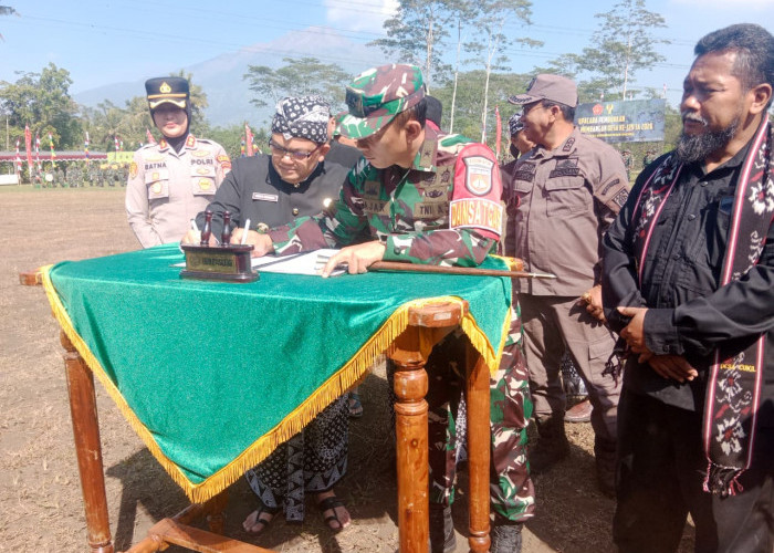 Jejak Pengabdian, Simbol Sinergi di Desa Cukil:Penandatanganan Naskah dan Penyerahan Alat Kerja TMMD Reguler