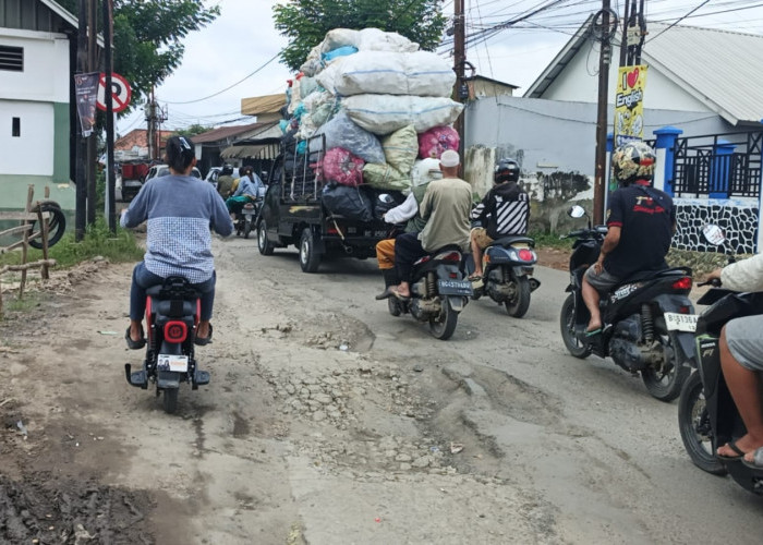 Jalan Berlubang Digenangi Air di SU II Palembang Bahayakan Pengendara Melintas, Drainase Baru Sebulan Dibangun