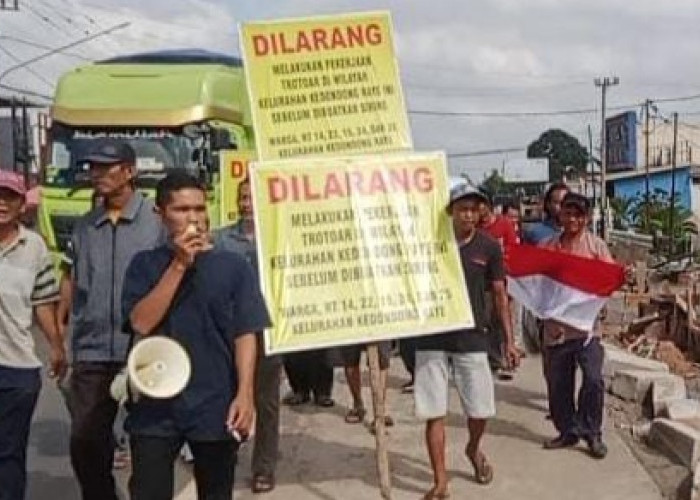 Warga Banyuasin Protes Pembangunan Trotoar Tanpa Siring