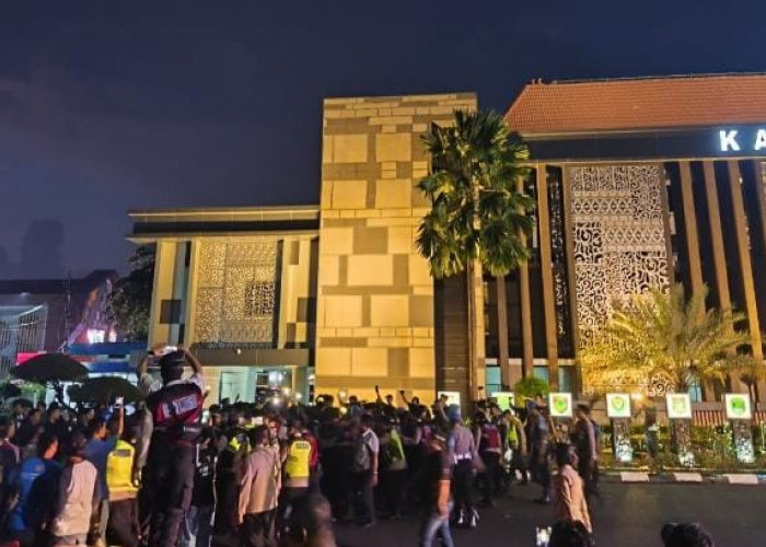Tuntut Aktifkan Kembali Progam Sekolah Gratis di Sumsel, Unjuk Rasa Mahasiswa Saling Dorong dengan Polisi 