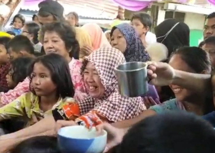 10 Muharram 1445 Hijriah, Masjid Jami'ul Khoirot Pasar Kertapati Palembang Bagikan Bubur Suro