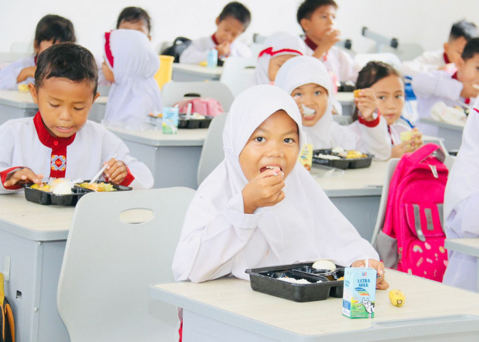  Jalankan Program Pemerintah, Polda Sumsel Berikan Makan Sehat Bergizi Gratis Bagi Siswa Sekolah Dasar