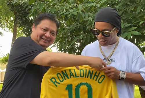 Airlangga Ngobrolin Santai Soal Ini dengan Lejen Sepakbola Ronaldinho
