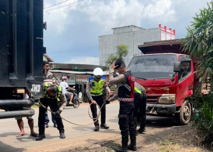 Kendaraan Mogok di Jalintim Betung Dievakuasi Cepat oleh Tim Ops Lilin Musi 2025