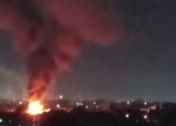 Kebakaran di 3 Ulu Palembang Senin Malam Api Membumbung Tinggi, Rumah Dua Lantai Jual Gas