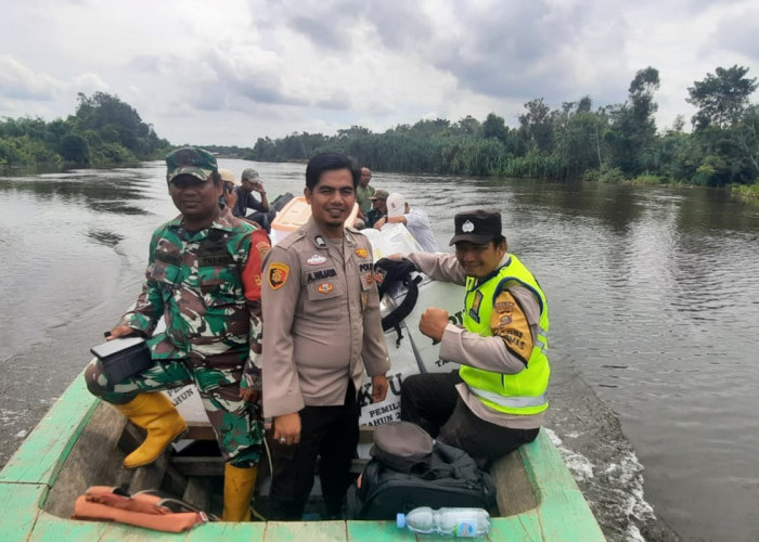 Spedboat Jadi Andalan Distribusi Logistik Pemilu 2024 di Desa Pagar Dewa, TNI-Polri Kawal Ketat Pengiriman