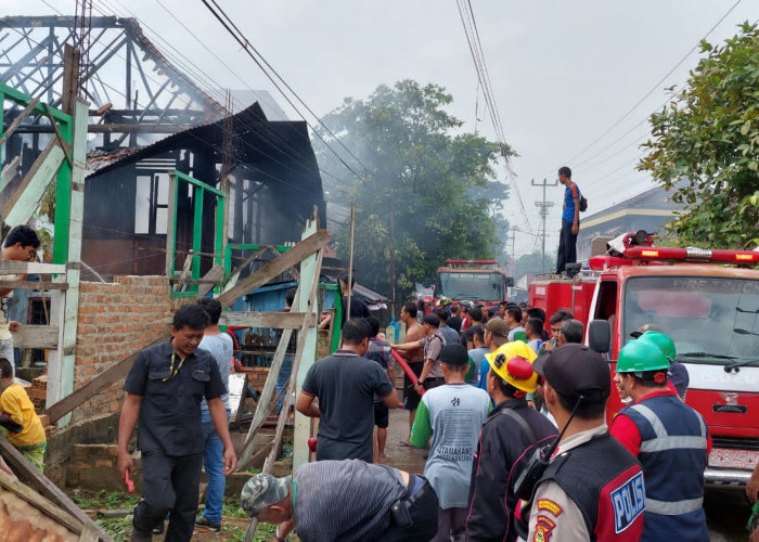 Api Hanguskan Satu Rumah di Hoktong Plaju, Diduga Akibat Korsleting Listrik  
