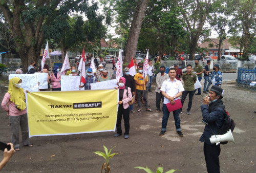 Massa Datangi Kantor PMD OKI Minta Usut Penghapusan Penerima BLT DD