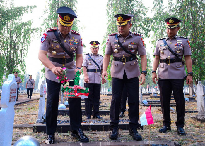 HUT Lalu Lintas ke-71, Dirlantas Polda Sumsel Pimpin Tabur Bunga di TMP Siguntang Palembang