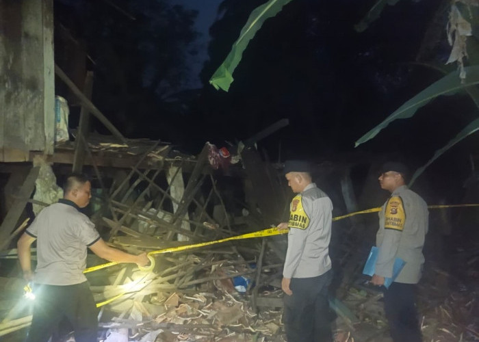 Lapuk di Makan Usia, Rumah Warga di Desa Kelampaian Ogan Ilir Ambruk, Korban Mengungsi di Masjid