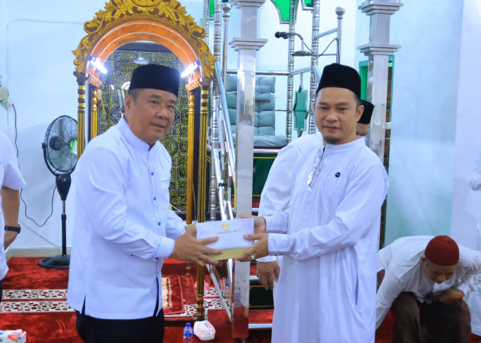 Wagub Sumsel Cik Ujang Safari Jumat di Masjid Al-Ikhlas, Beri Bantuan dan Hewan Kurban
