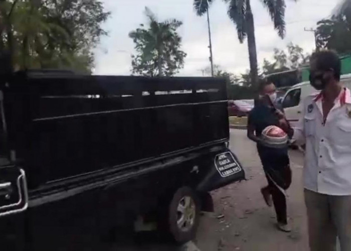Lakalantas di Soekarno Hatta Palembang, Motor di Bawah Mobil Pedagang Buah Tergeletak di Jalan 