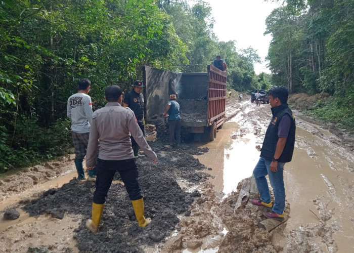 Polsek Cengal Bersama Warga Gotong Royong Perbaiki Jalan Rusak dengan Bahan Bekas Bongkaran Tol