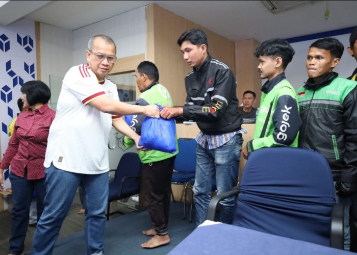 Ditlantas Polda Sumsel Gelar Nobar Piala Dunia 2026 dan Bagikan Sembako kepada Pengemudi Ojol di Palembang