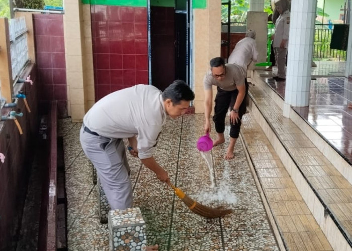 Program BELIDA Polda Sumsel Bergerak, Polisi Bersihkan Masjid Nurul Falah di Lubuk Linggau