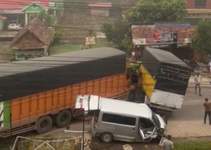 Alami Rem Blong, Truk Tronton Sebabkan Kecelakaan Beruntun di Jalintim Palembang-Betung