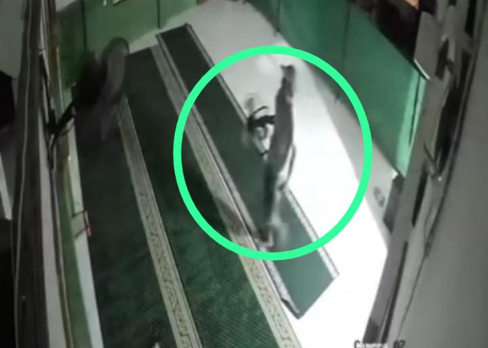Gasak 10 Kipas Angin Musala, Pelaku Curat di Palembang Ini Terekam Kamera CCTV Santui Sambil Merokok