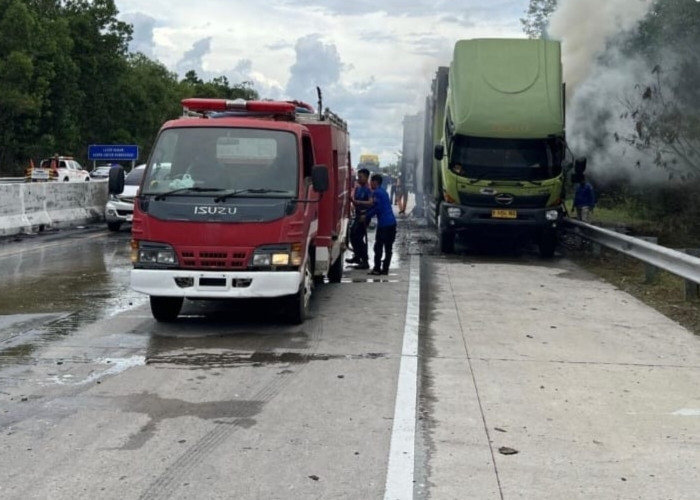 Truk Pengangkut Paket Terbakar di Tol Terpeka, Sopir Sempat Dibikin Kaget Mobil Tiba-Tiba Keluarkan Asap