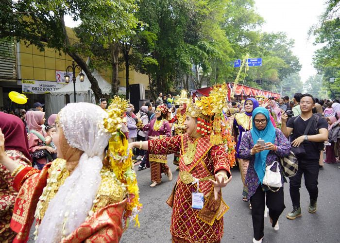 Ikuti HUT Dekranas ke 44 di Jawa Timur, Dekranasda OKU Timur Paradekab Baju Adat Komering