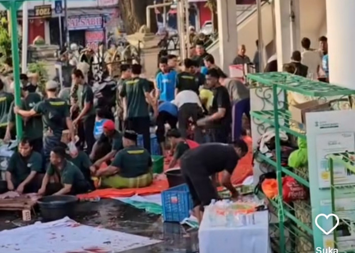 Sabar Menanti Antrean Kupon, Warga Palembang Padati Masjid Agung Ambil Daging Kurban