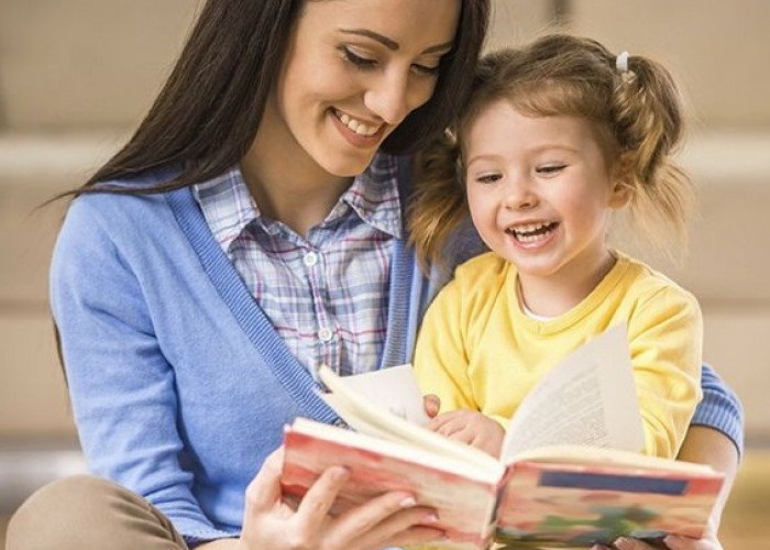  Ayah Bunda Wajib Tahu! Inilah 7 Manfaat Mengajarkan Anak Membaca Buku Sejak Dini