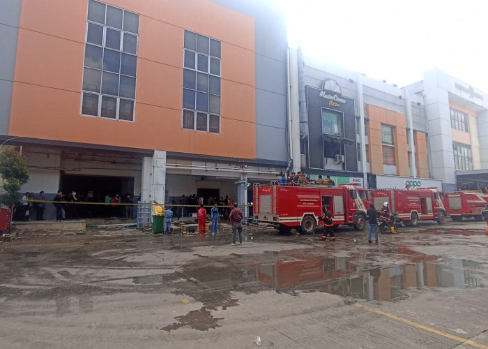 Petugas Damkar Masih Kesulitan Padamkan Api di PS Mall Palembang, Hydrant Diduga Lambat Menyala, Kok Bisa?