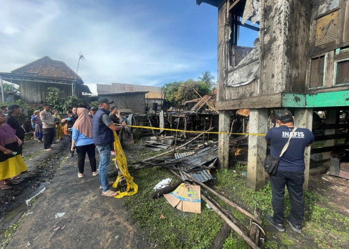 Diguyur Hujan Deras, 4 Rumah di Desa Limbang Jaya 2 Ogan Ilir Terbakar, Polsek Tanjung Batu Selidiki Penyebab 