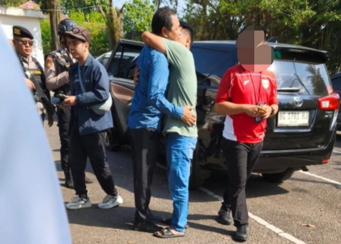 Heboh KPK di Muara Enim, Foto Edison Dikawal Ketat Beredar, Benarkah Sang Bupati Terjaring OTT?