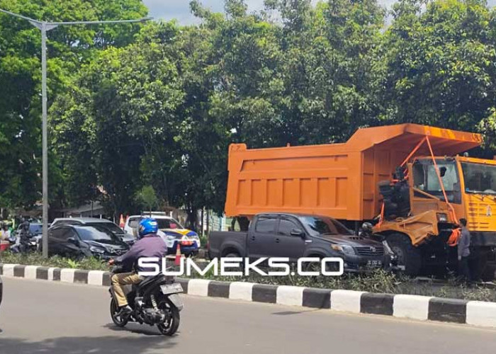 Truk Tambang Ringsek, Jl Demang Lebar Daun Palembang Macet