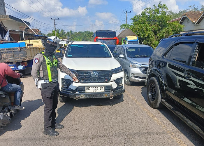 Nekat Serobot Antrean di Perlintasan KA, Polisi Paksa Mundur Mobil Pemudik