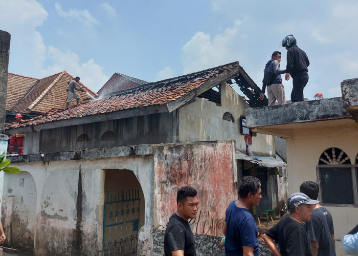 Diduga Korsleting Listrik, Rumah Kontrakan di Jalan DI Panjaitan Hangus Terbakar