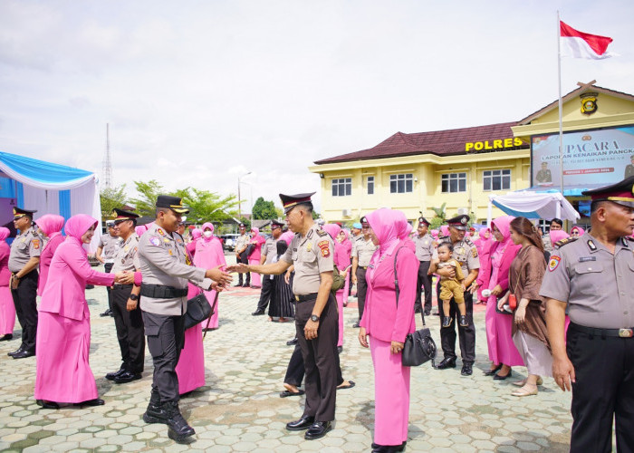 Puluhan Personel Polres OKI Naik Pangkat, Kapolres OKI Tekankan Tanggung Jawab dan Profesionalisme