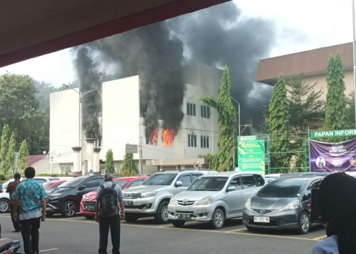 BREAKING NEWS: Gedung di Politeknik Negeri Sriwijaya Bukit Besar Terbakar