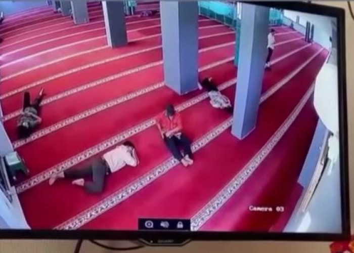 Pak Tua Maling di Palembang Terekam Kamera, Beraksi di Tengah Jalan hingga Mengendap-Endap di Masjid 